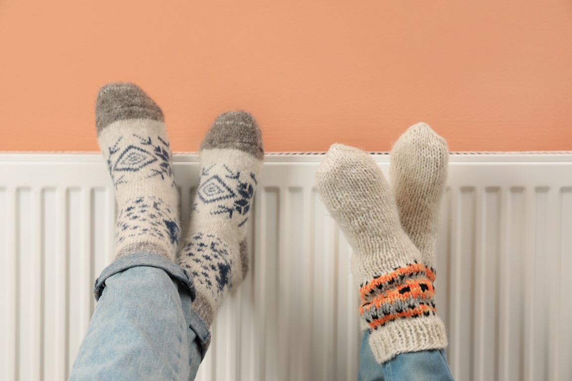 pieds en chaussettes sur un radiateur