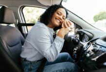 Acheter une voiture seule : ce que les femmes disent rarement, mais vivent souvent Acheter une voiture seule : ce que les femmes disent rarement, mais vivent souvent